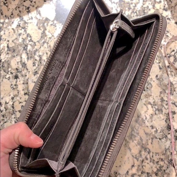 Michael Kors Wallet - Picture 3 of 6